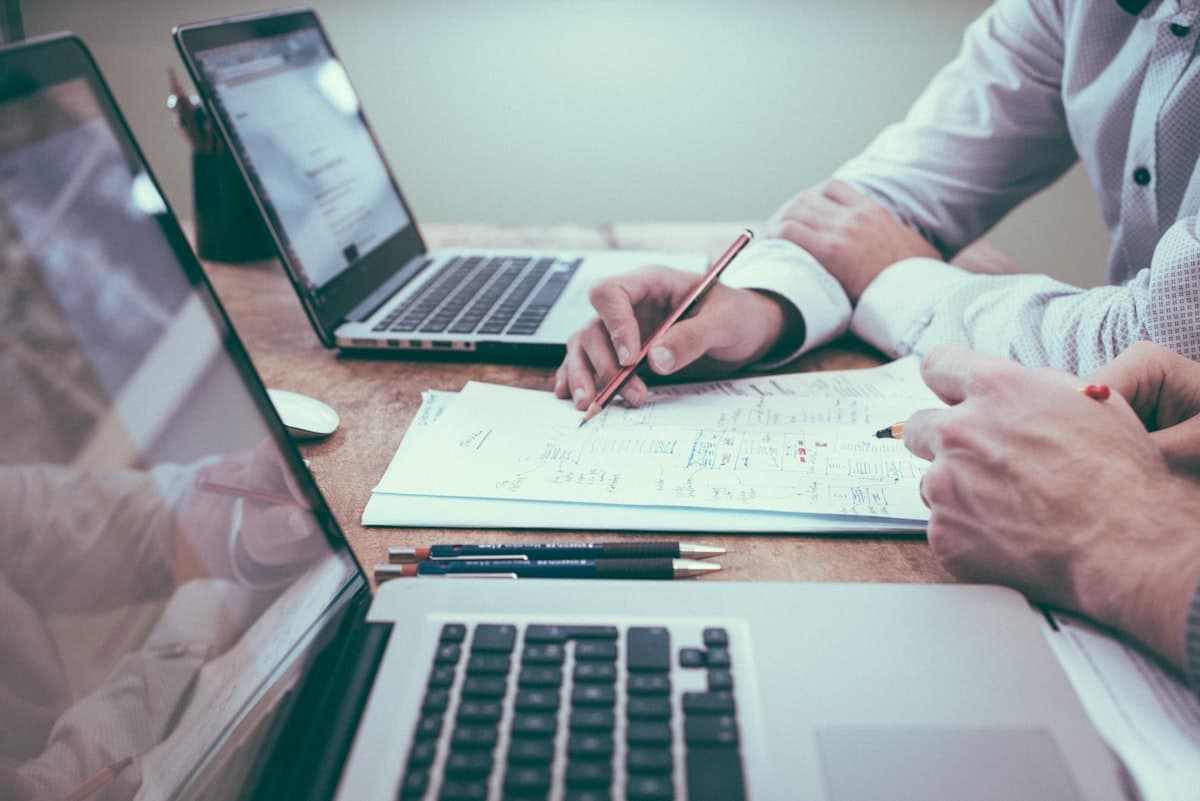 Réunion de travail entre un entrepreneur et son agence Google Ads
