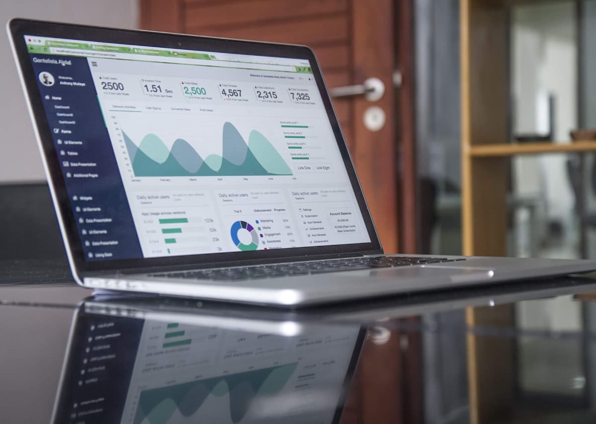 Suivi des positions et du trafic Google sur un ordinateur portable