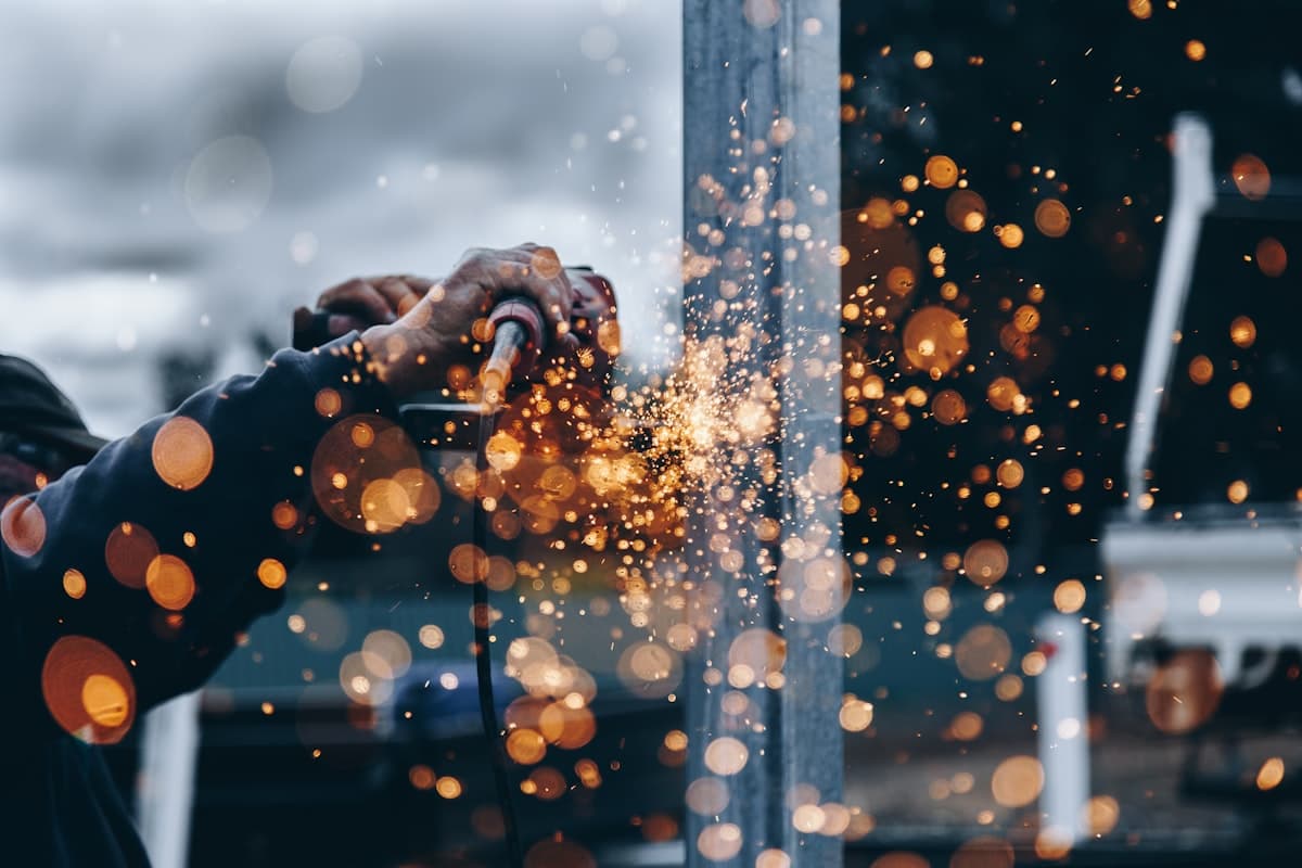 Artisan métallier au travail dans son atelier